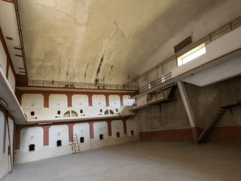 Batiment 2200m2 bonne visibilité à réhabiliter