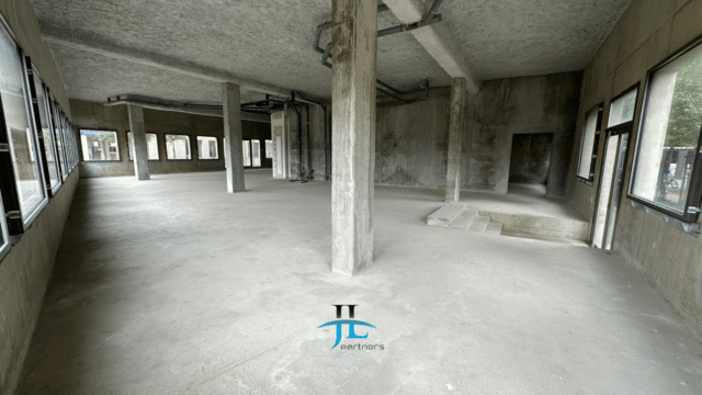 Location local commercial brut de béton 136m2 Brazza