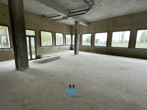 Location local commercial brut de béton 136m2 Brazza