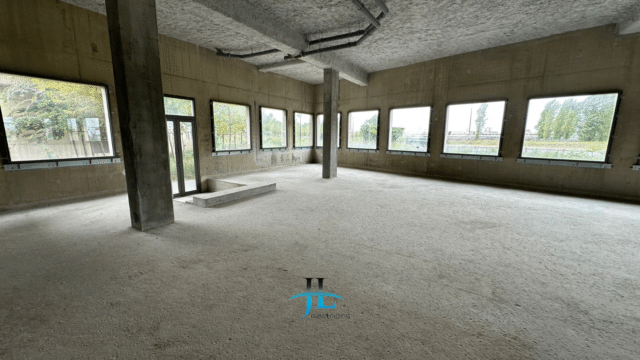 Location local commercial brut de béton 136m2 Brazza