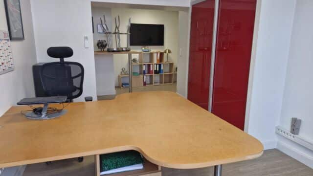 À LOUER – LOCAL COMMERCIAL / BUREAUX – 40 m² + CAVE AMÉNAGÉE – EMPLACEMENT IDÉAL