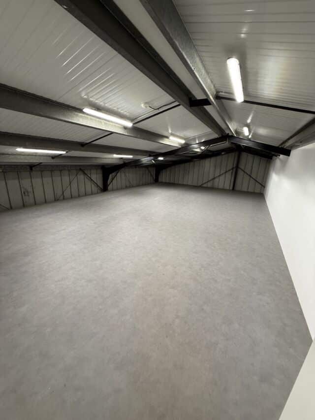 Location d’un local de 700m2 en Zone Commercial à Saint Eulalie