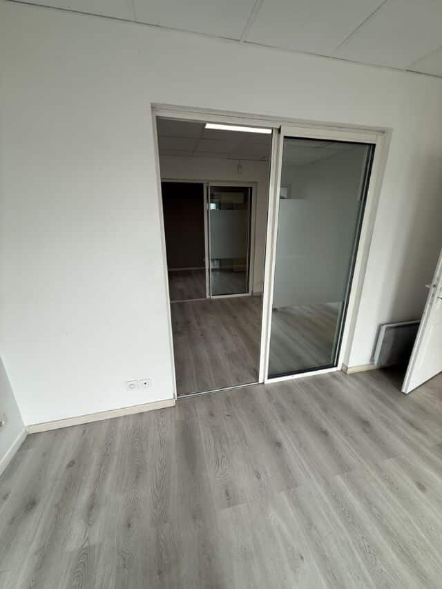 Location d’un local de 700m2 en Zone Commercial à Saint Eulalie