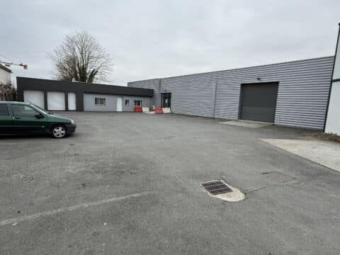 Location d’un local de 700m2 en Zone Commercial à Saint Eulalie