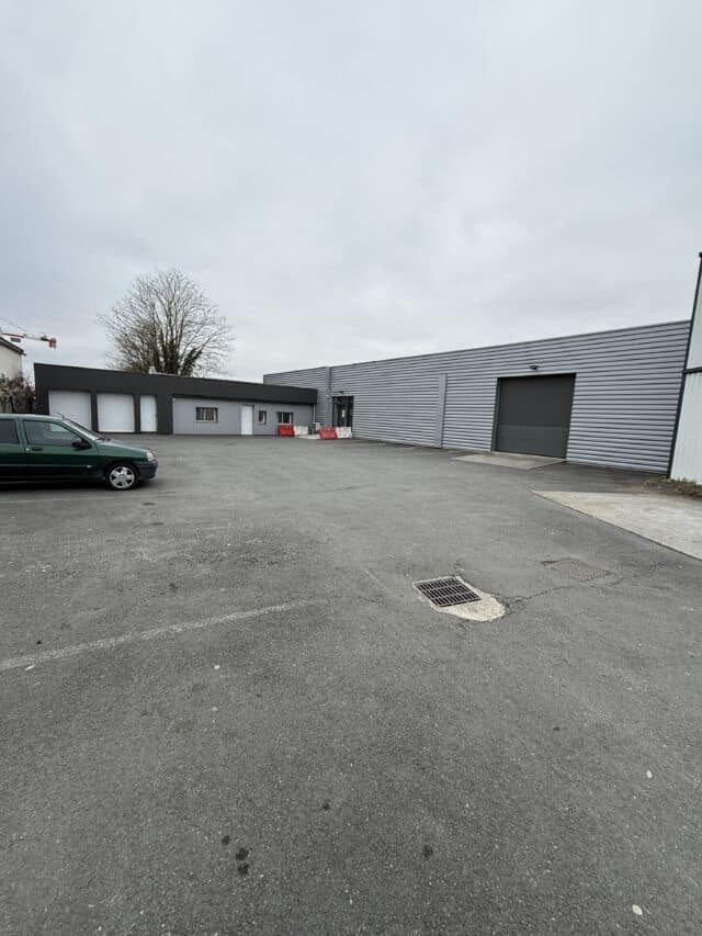 Location d’un local de 700m2 en Zone Commercial à Saint Eulalie