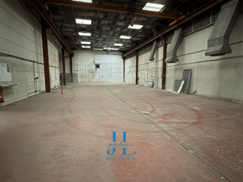 À LOUER – Local d’activité 1 700 m² – Mérignac – Proximité rocade – Bâtiment brut – Emplacement stratégique