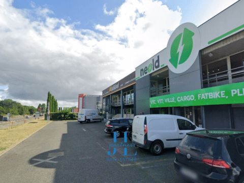 À LOUER – Local commercial 1 200 m² dont 200 m² en R+1 – Possibilité 2 100 m² – Emplacement stratégique