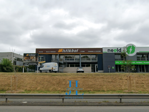 À LOUER – EMPLACEMENT N°1 – 2 100 m² avec visibilité exceptionnelle Boulevard Aliénor – Surface rare