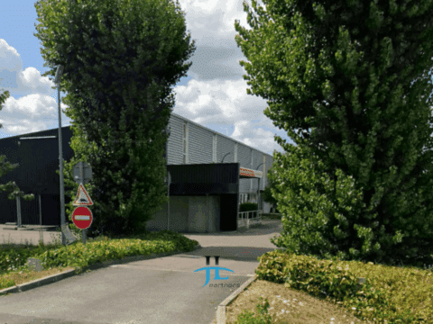 À LOUER – Local commercial 1 196 m² – Emplacement stratégique – Pessac Zone Commerciale – Sortie rocade immédiate – Grand parking