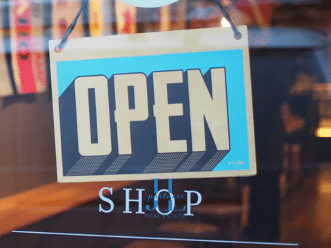 À LOUER – Local commercial 125 m² – Mérignac – Zone commerciale Chemin Long – Visibilité premium