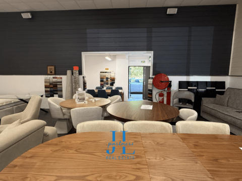 À LOUER – Local commercial 350 m² SHON – Mérignac – Sortie rocade – Environnement enseignes nationales