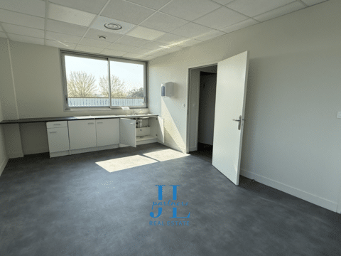 À LOUER – Local d’activité 432 m² – Entrepôt + Bureaux – Mérignac – Sortie rocade n°9 – Parking privatif