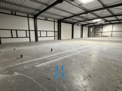 À LOUER – Entrepôt neuf 1 010 m² – Entrepôt + bureaux – Proximité gare de Bassens – Grand parking