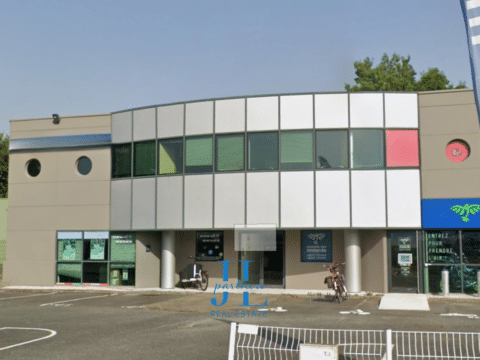 À LOUER – Bureaux 210 m² – Possibilité de réunir deux lots – Mérignac – Proximité Chemin Long et rocade – Parking