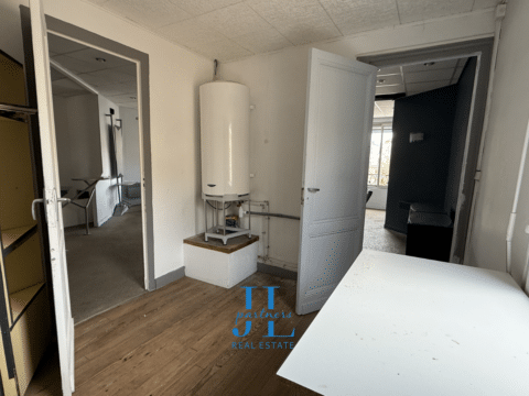 À LOUER – Local commercial / bureaux / showroom 90 m² R+1 – Bordeaux – Avenue Charles de Gaulle – Vitrine – Accès indépendant