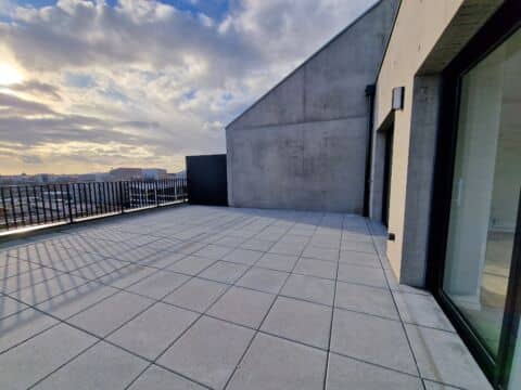 Grand T4 duplex au 6ᵉ étage avec terrasse de 42 m², ascenseur et parking