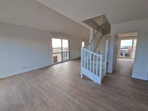 Grand T4 duplex au 7ᵉ étage avec terrasse de 23 m², ascenseur et 2 parkings