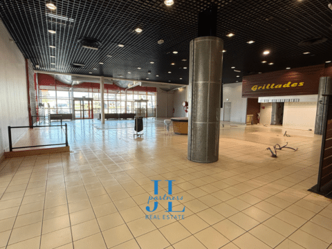 À LOUER – Local commercial 583 m² – La Réole – Zone commerciale Intermarché – Emplacement n°1 – Parking