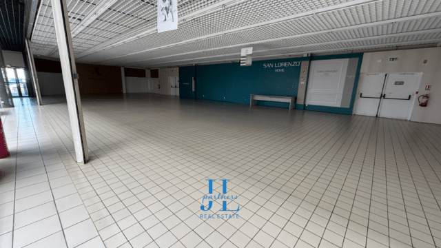 À LOUER – Local commercial 292,50 m² – Entrée de galerie Intermarché La Réole – Emplacement n°1 – Forte visibilité