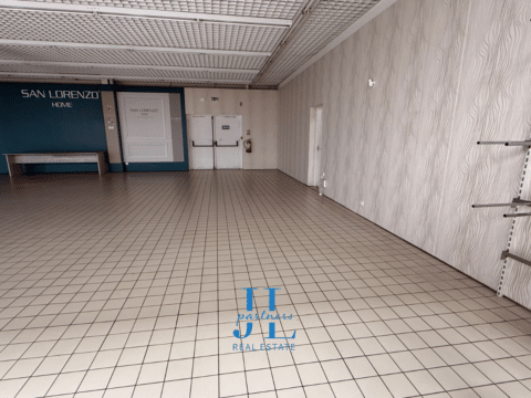 À LOUER – Local commercial 292,50 m² – Entrée de galerie Intermarché La Réole – Emplacement n°1 – Forte visibilité