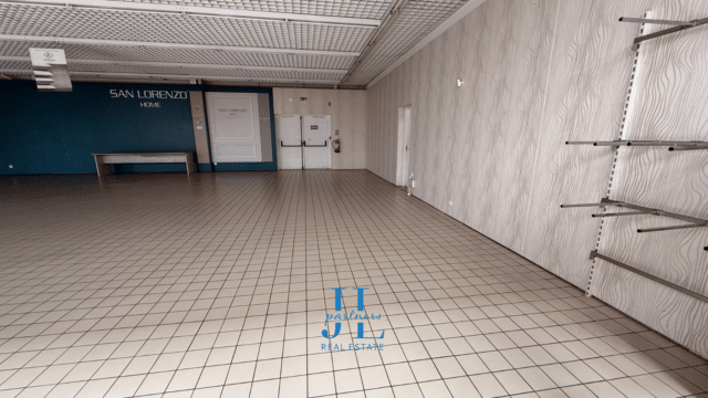 À LOUER – Local commercial 292,50 m² – Entrée de galerie Intermarché La Réole – Emplacement n°1 – Forte visibilité